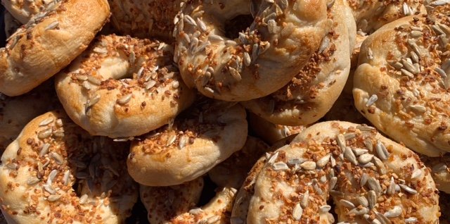 Which wines go best with bagels?