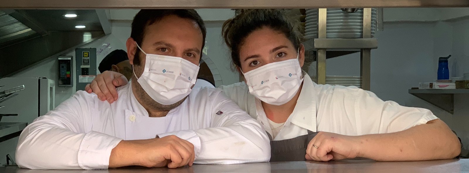 The curtain rises again on Santiago y Macarena. Please take your seats for the second act.